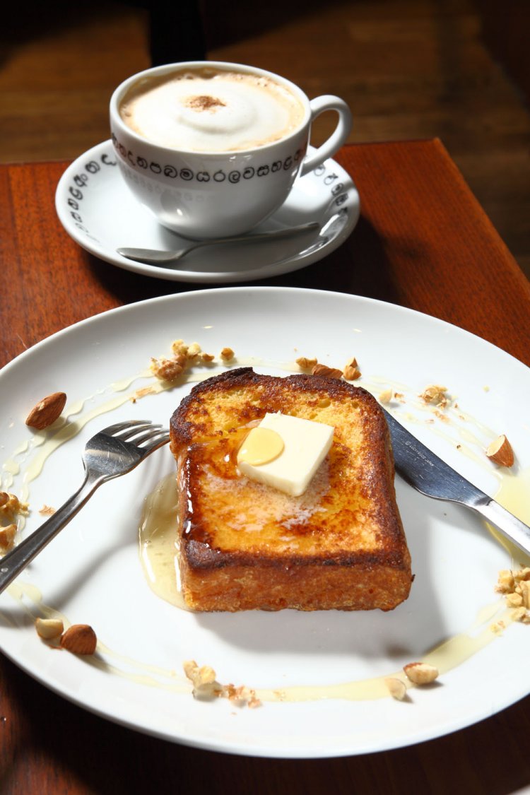 オリジナルチャイ594円。自家製ブリオッシュのフレンチトースト東毛酪農のバターと武蔵野産のはちみつ702円。