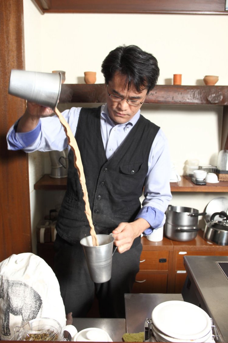 チャイを注ぐ店主の水野さん。