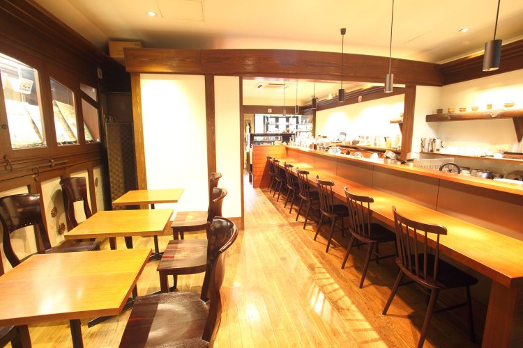 木の感触が落ち着く店内。