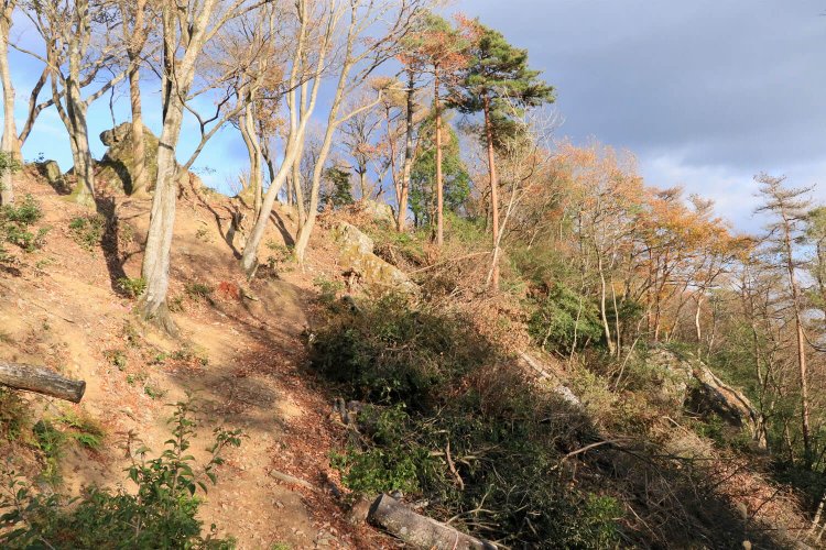 南西から見た東郭の巨石群。