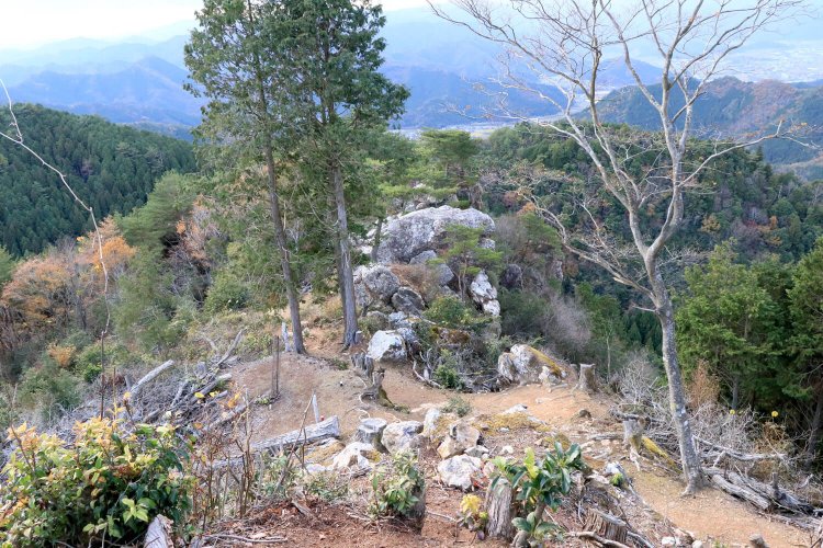 主郭から西方を見下ろす。