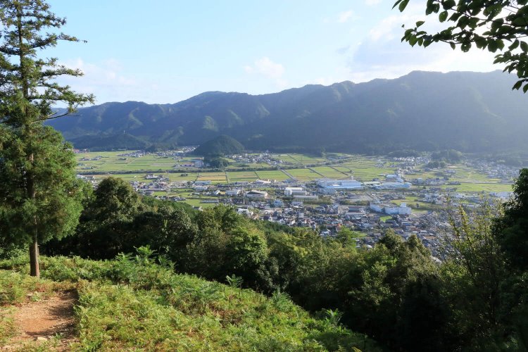 石踏の段から城下を見晴らす。