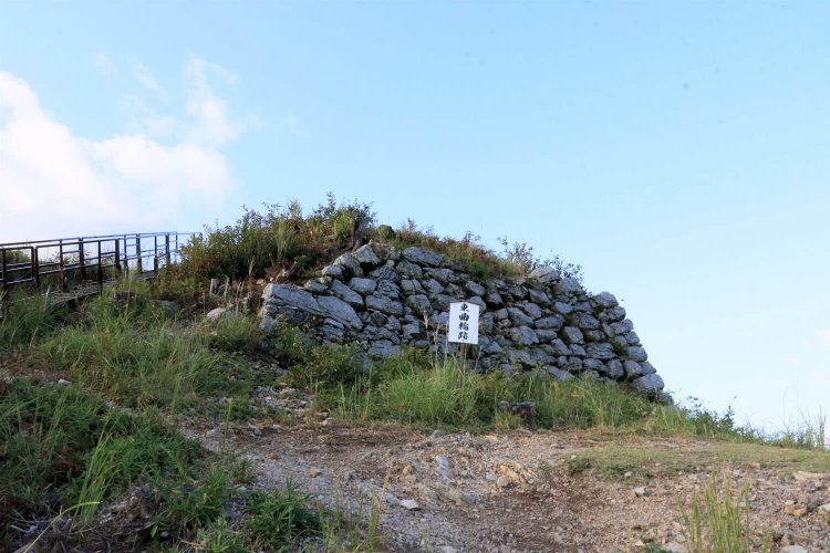東曲輪跡とその先の三の丸石垣。