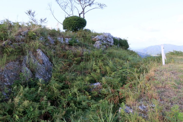 二の丸・本丸間の空堀。