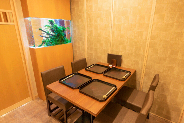 2～4名で利用できる個室あり（写真提供＝お料理 なかき）。