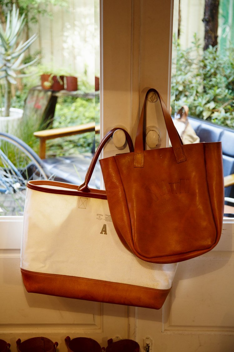 渋いトートバッグ、レザー4万4000円～、キャンバス地2万3000円～。