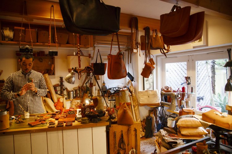 庭付きで日差しが心地良い店内。