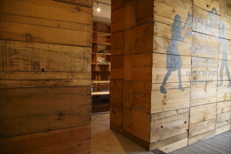 扉のない茶室にじり口風の入り口。