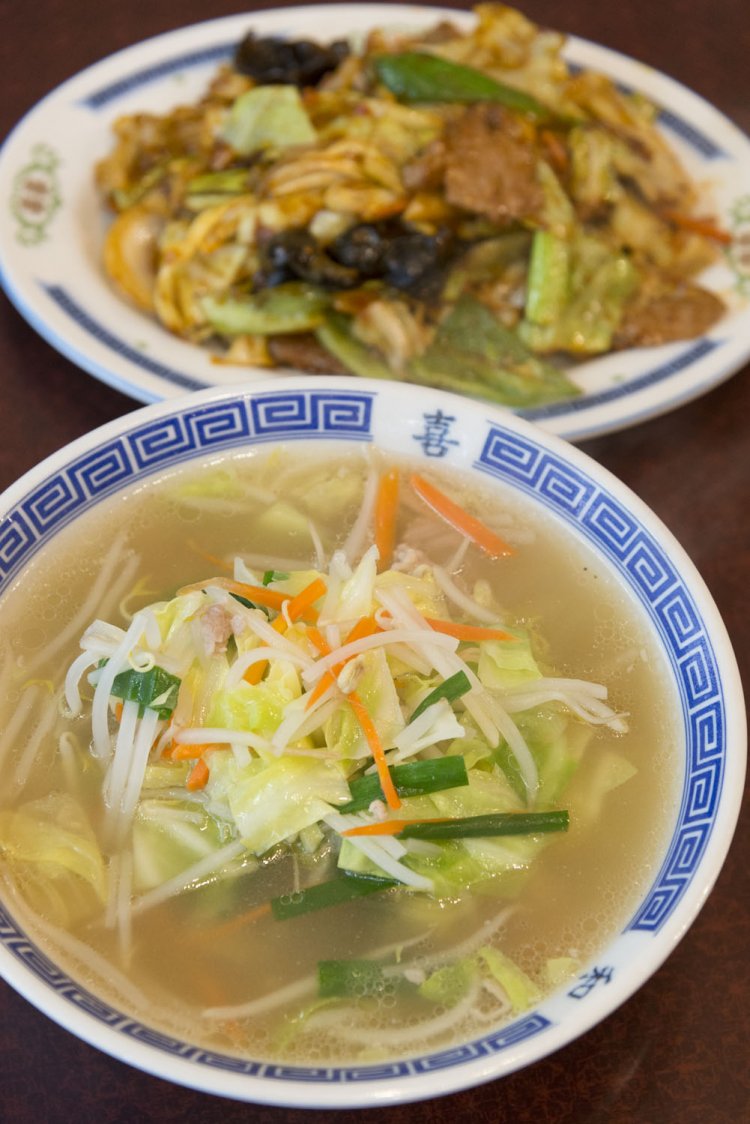 タンメン700円と、肉の辛味噌炒め650円（定食は900円）。
