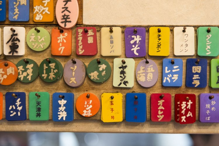 厨房へのオーダーは昔ながらの札。