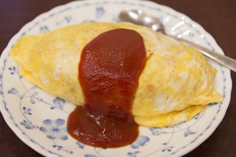 食堂の名残である正統派オムライス800円は、まろやかなケチャップライスでファンも多い。