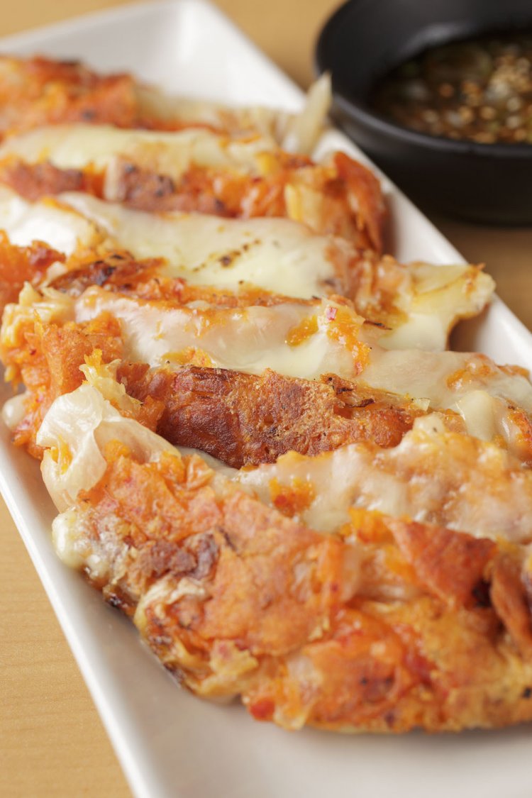 チーズキムチチヂミ748円は夜の人気料理で、発酵食品同士は名コンビ。