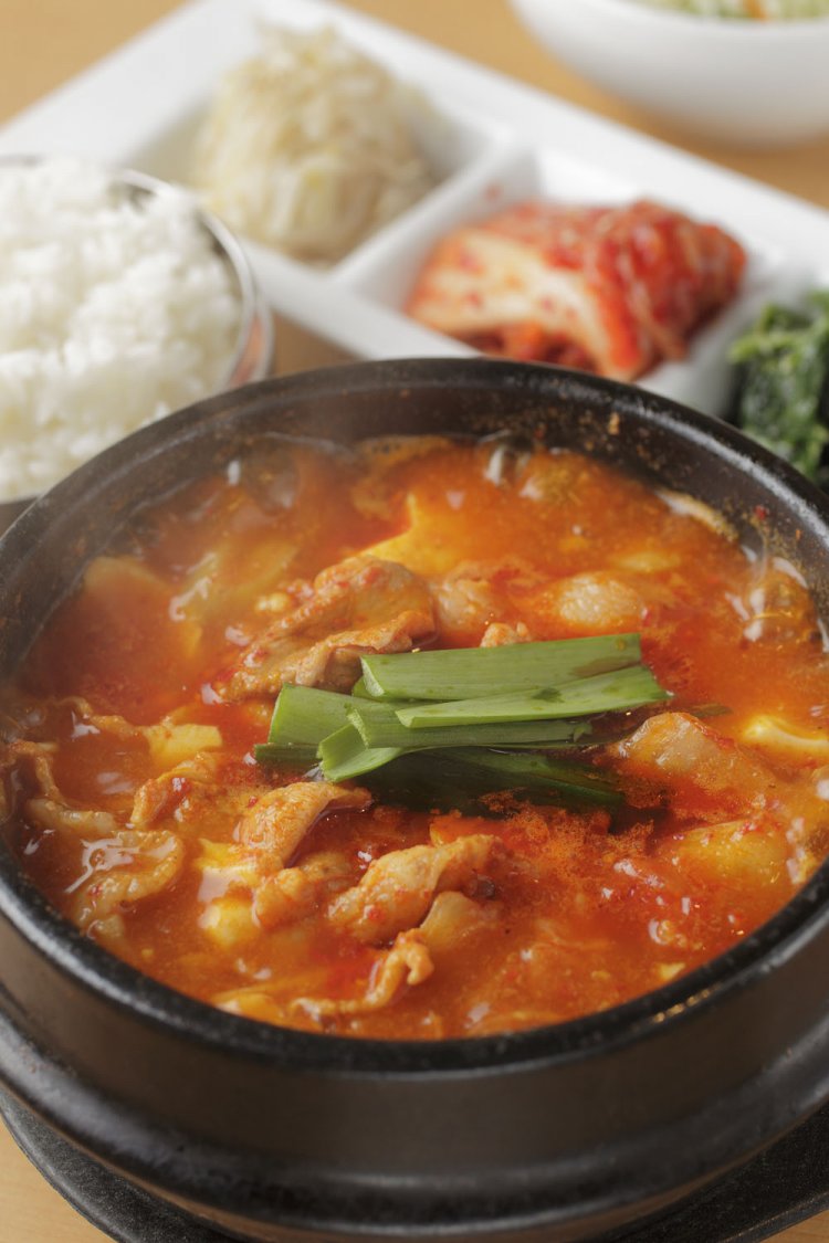 豚キムチスンドゥブのランチ850円。ご飯とおかず3種はおかわりOK。