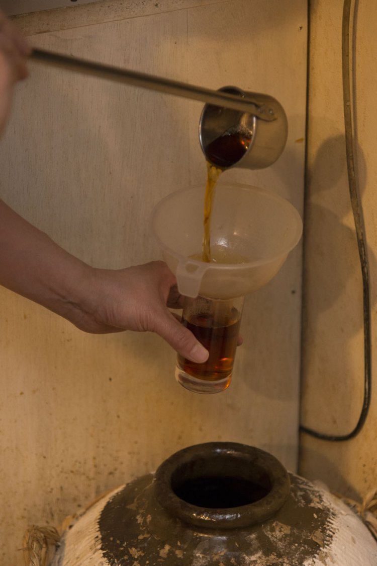 「これが一番おいしくて」と、花彫紹興酒を注文ごとに甕から注ぐ。