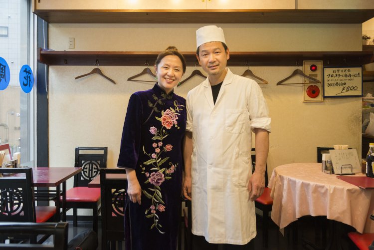 西村夫妻おすすめの小籠包は席の予約時に注文を。香り深い自家製ラー油の販売もあり。