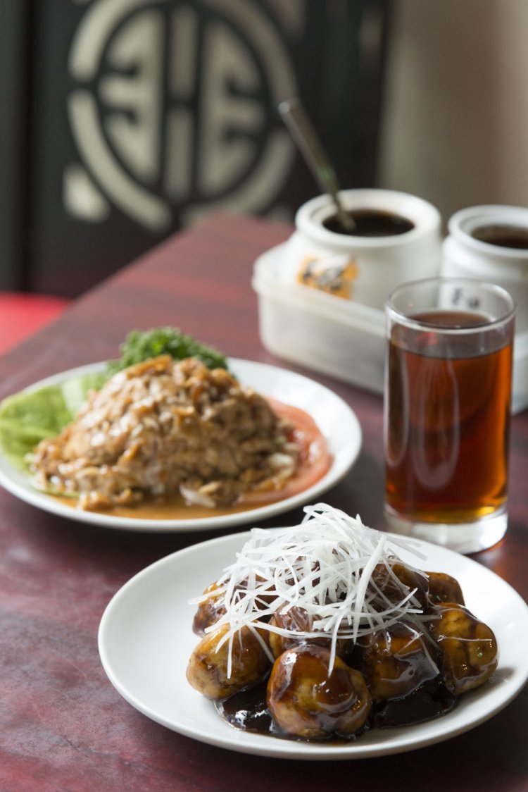 黒酢のスブタ小皿825円、棒棒鶏小皿748円、紹興酒グラス605円。