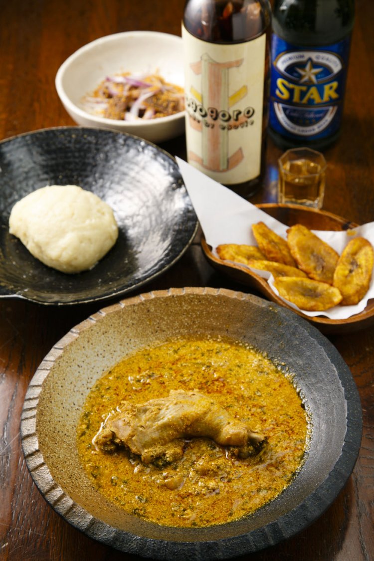 手前からチキンエグシシチューとエマ1320円。プランティンの揚げ物イドド715円。網焼き羊肉に特製スパイスをかけたスヤ748円。