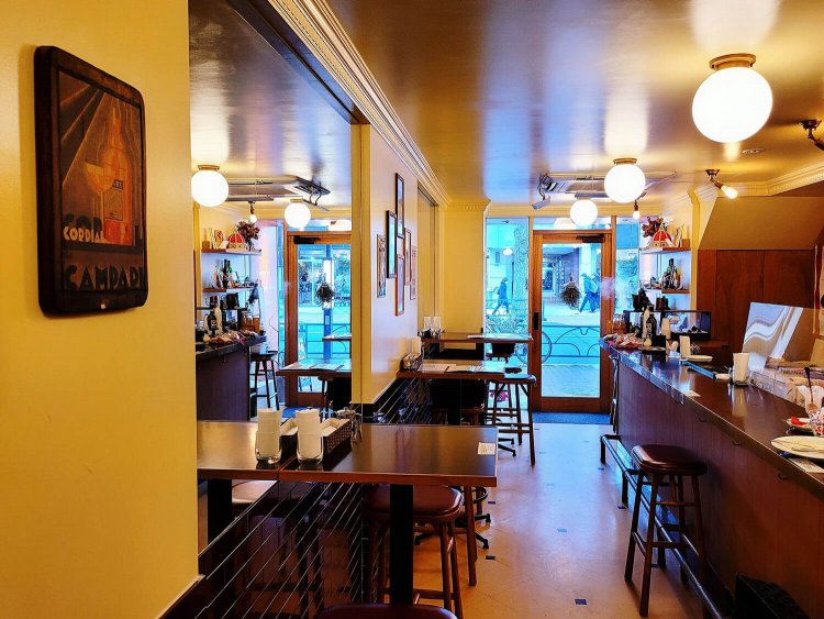 クーポラの店内