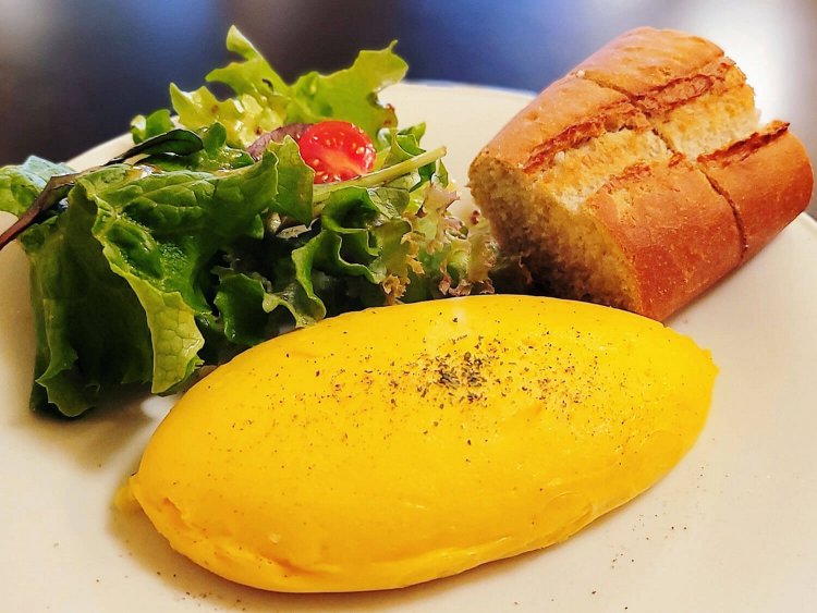 ランチ（11:00〜14:00）プレーンオムレツ（ドリンク付）1000円。