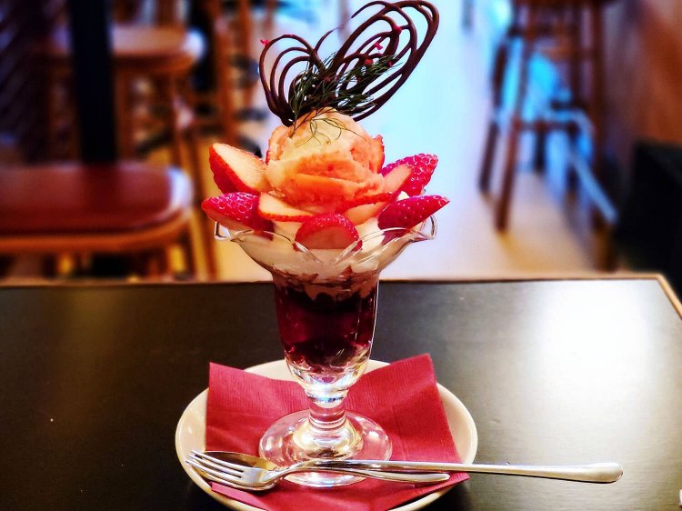 期間限定 いばらキッスのバレンタインパフェ 単品1800円、ドリンクセット2230円。