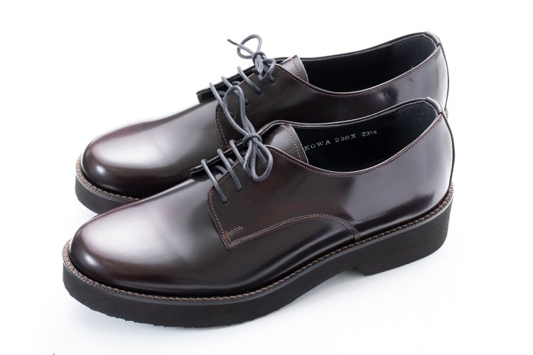 23～24.5cm、ブラウンほか全2色。1万4850円。