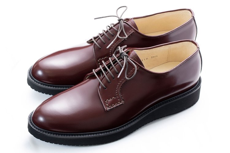 24.5～27.5cm、ブラウンほか全4色。1万8480円。HARUTAルミネ有楽町店ほかWebで販売。☎03-3874-3317