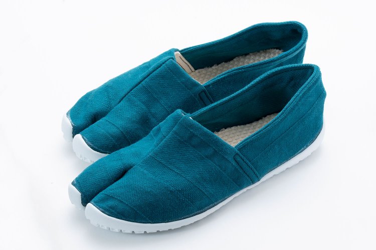 22～28cm、オリーブほか全17色。8800円～。MARUGO TOKYOほかWebで販売。☎03-3566-6105