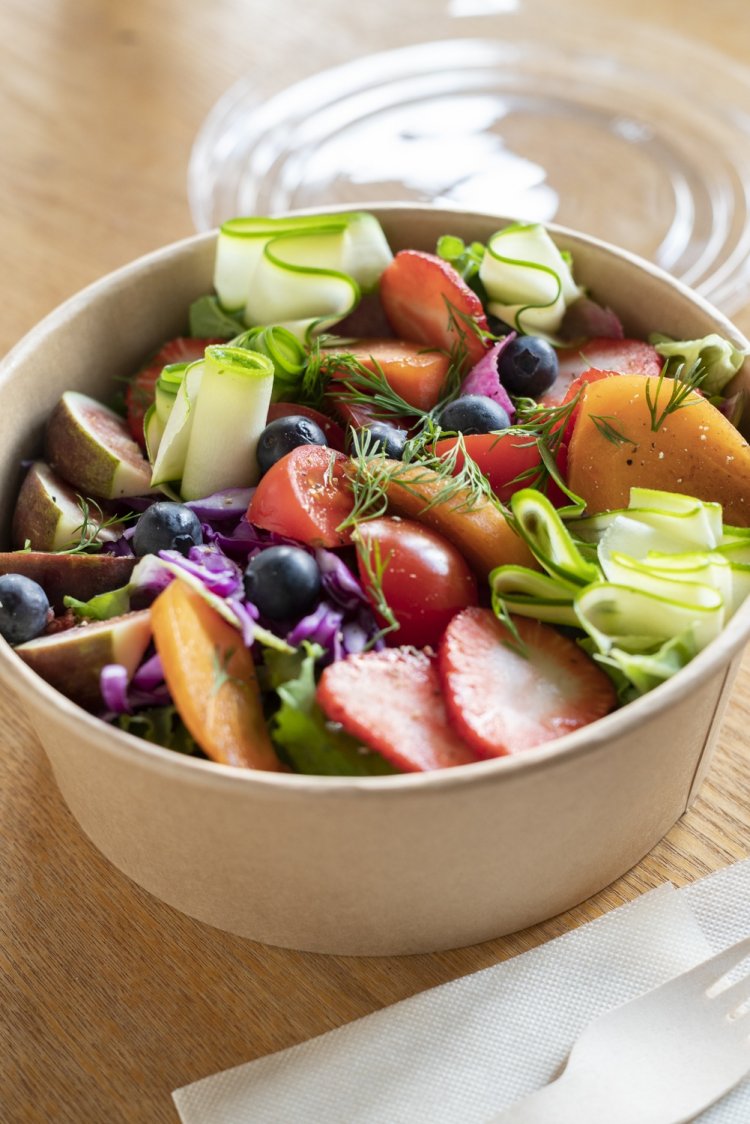 メニューはすべてテイクアウト可。グリルチキンサラダは1620円（イートインの場合は1650円）。