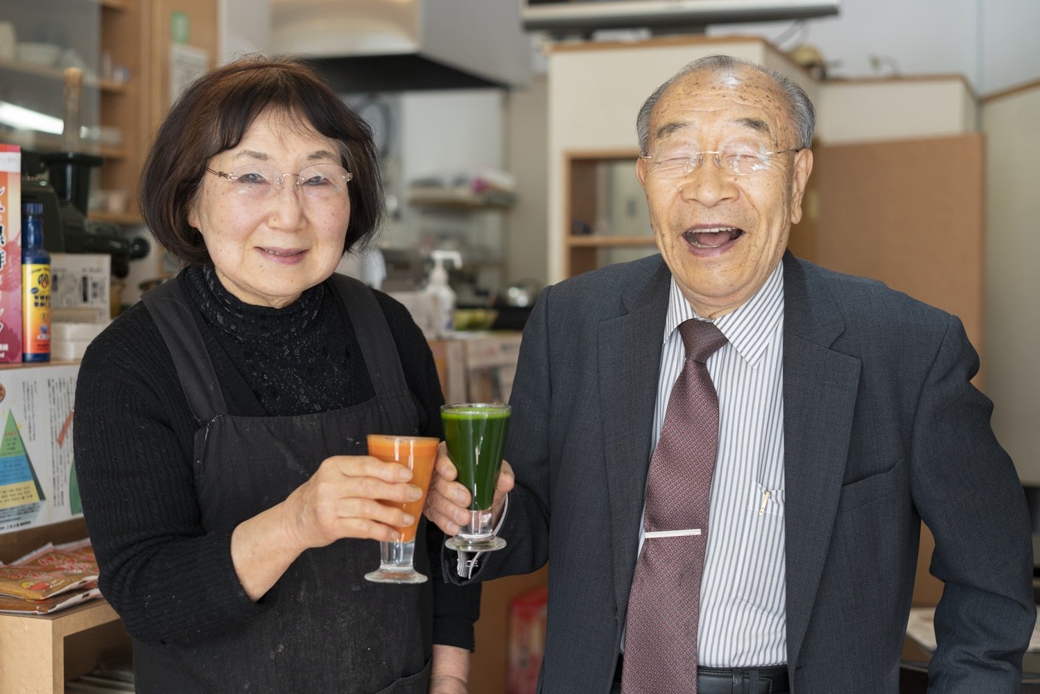 笑顔がまぶしい松本夫妻。店を切り盛りする妻の洋子さんは「健康診断は今もA判定」。