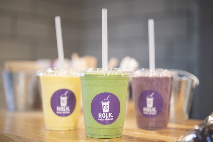 左から、糀甘酒の美容効果も期待大のラグジュアリー ･ビューティ 650円。豆乳ベースのヒーリング･グリーン630円。パイナップルとパプリカ、イエローピーチを使うハッピー ･イエロー 630円。