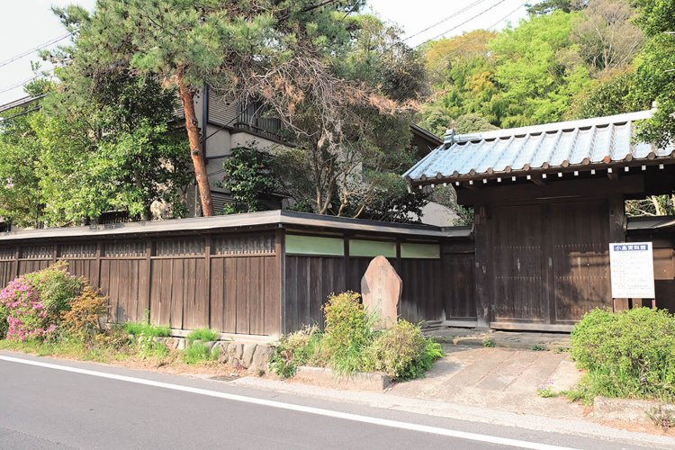 小野路宿の面影が残る『小島資料館』。小島家には天然理心流の剣道場が置かれており、近藤勇らは布田道を歩いて、ここに剣術を教えに来ていた。