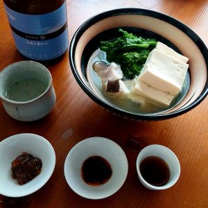 菜の花と鱈の湯豆腐に「馬鹿三里セット」【山内聖子の偏愛する日本酒とつまみの話】