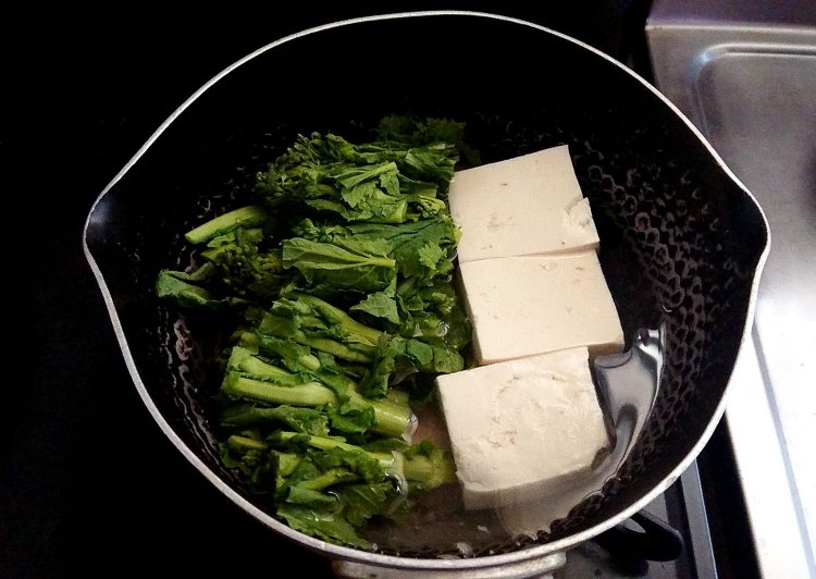 切った菜の花と豆腐