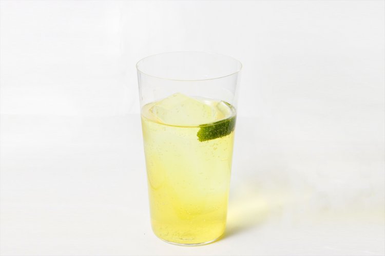 オールジャパンのジントニック1300円。奥行きのある苦みが、穏やかに広がる。甘みとのバランスが秀逸。