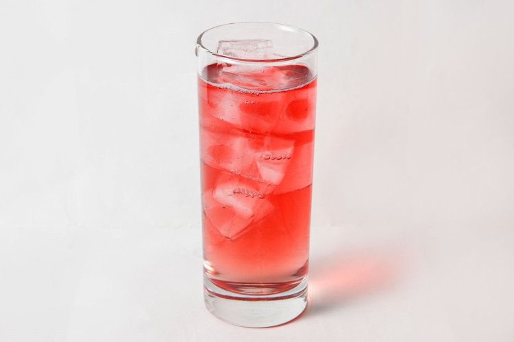 『アサイーとハイビスカスのソーダ割』 疲れた体に補給したいビタミンCがたっぷりのアサイーとハイビスカス。炭酸ですっきり、花の香りでリラックス。