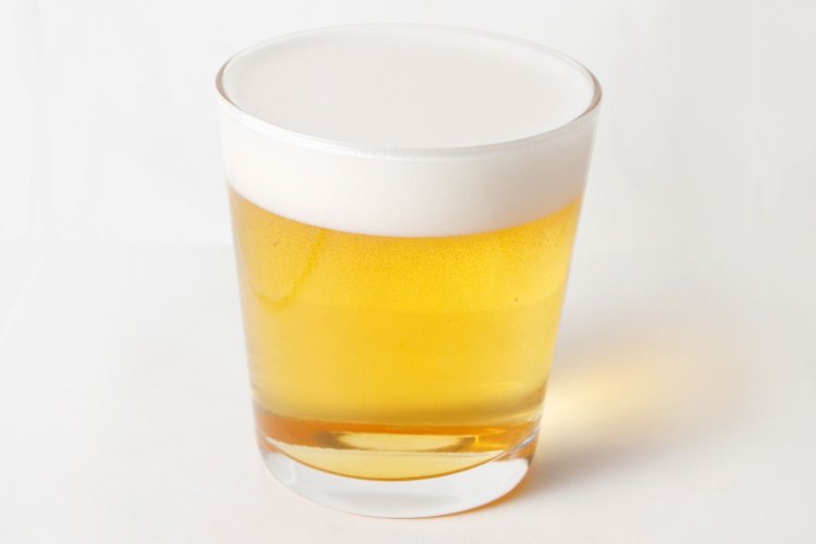 『サンヤクのビール割』 好みに合わせてアレンジ多彩 サンヤク（山芋の皮）は、消化器系の改善を促す。味にくせがないのでビールを邪魔せず に、香ばしさがアップ！