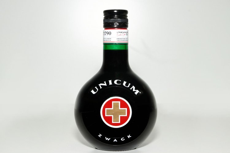 ウニクム。1790年、胃腸の弱い神聖ローマ帝国皇帝ヨーゼフ2世のために造られたのが始まり。複雑な味の中で際立つ苦みが特徴で、ハンガリーの養命酒と言われる。酒販店でも購入可能。