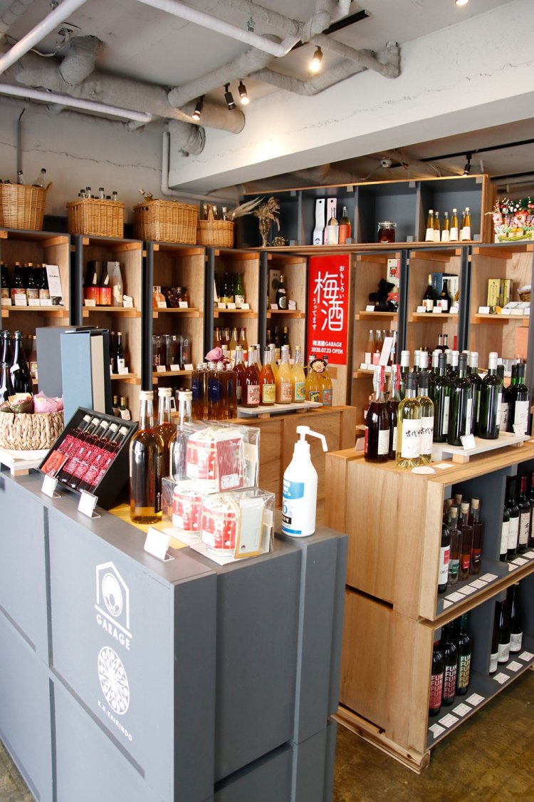 梅酒や果実酒のラインナップは、季節で入れ替わる。厳選された地酒も約50種類揃うので、購入の際はおすすめの飲み方も教えてもらおう。