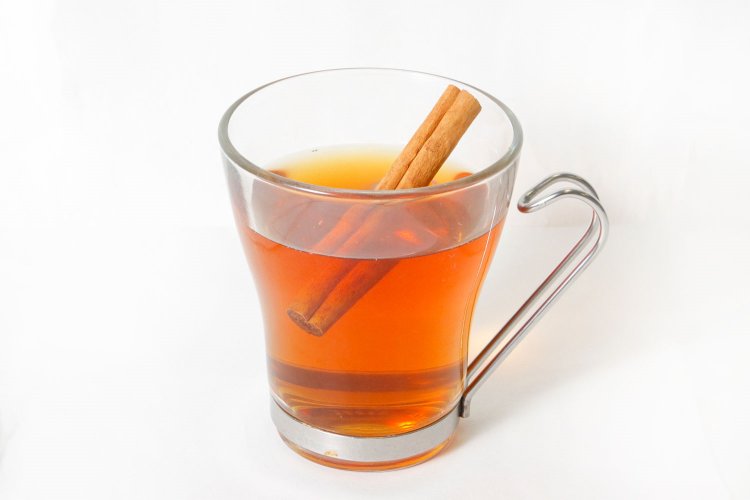 ★アレンジで… 温かい紅茶と合わせるのもおすすめ。紅茶の渋みが加わると、甘みが抑えられてさっぱり とした後味に。お好みでシナモンも。