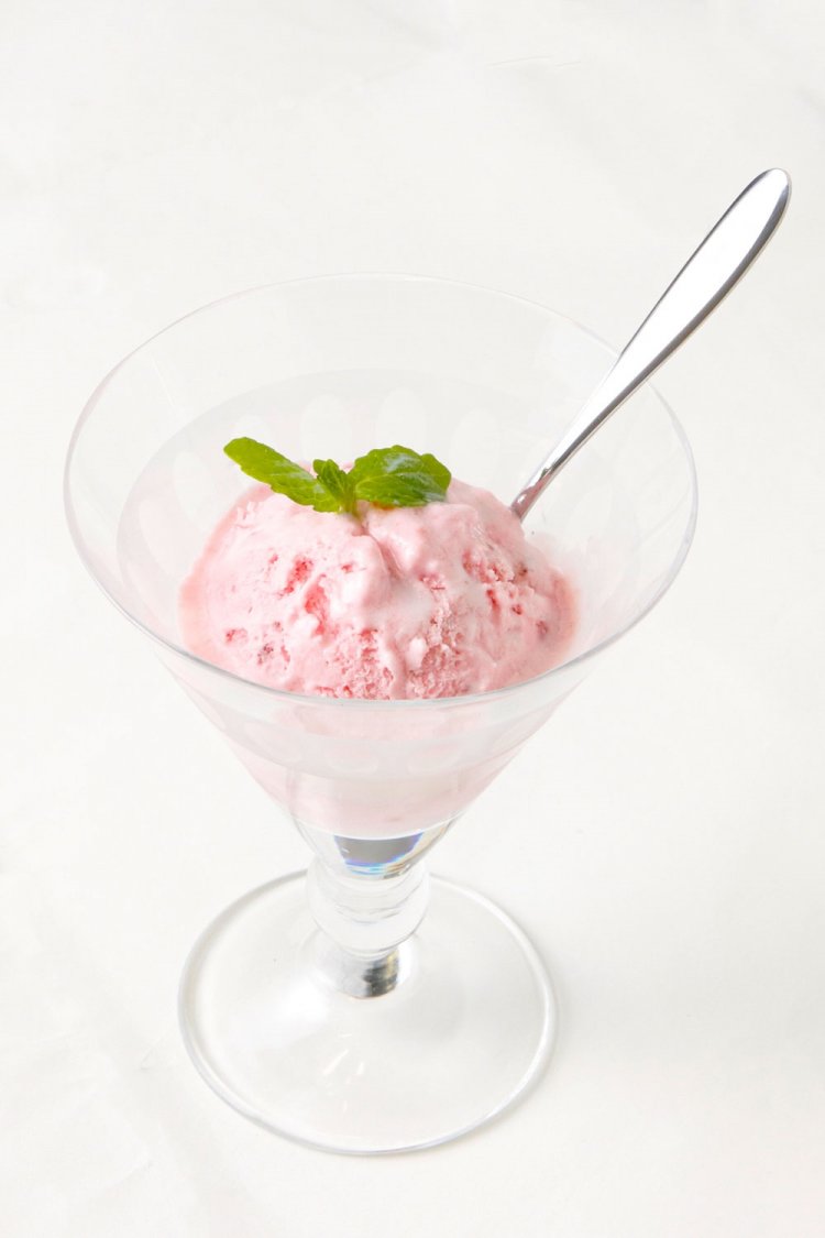 ★アレンジで… アイスクリームにかけると、ミルクとなじんでまろやかに。炭酸やフルーツジュースで割ってもいいし、凍らせるとシャーベットに！