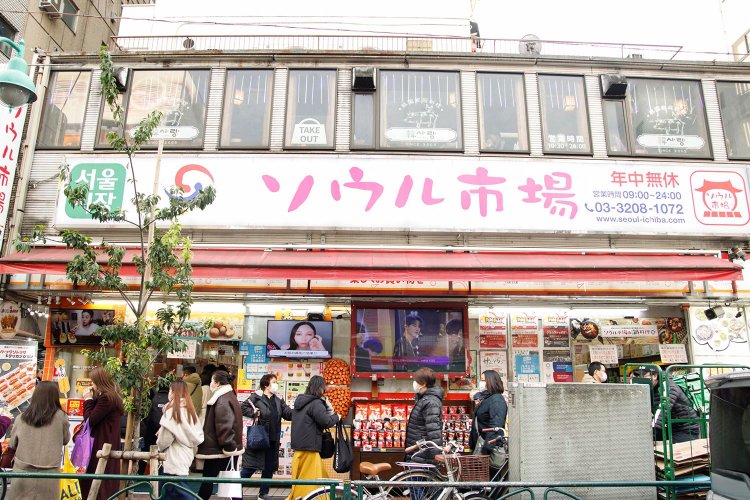 焼きたてのホットクのテイクアウトが人気。次々お客さんが訪れて店内もにぎわう。