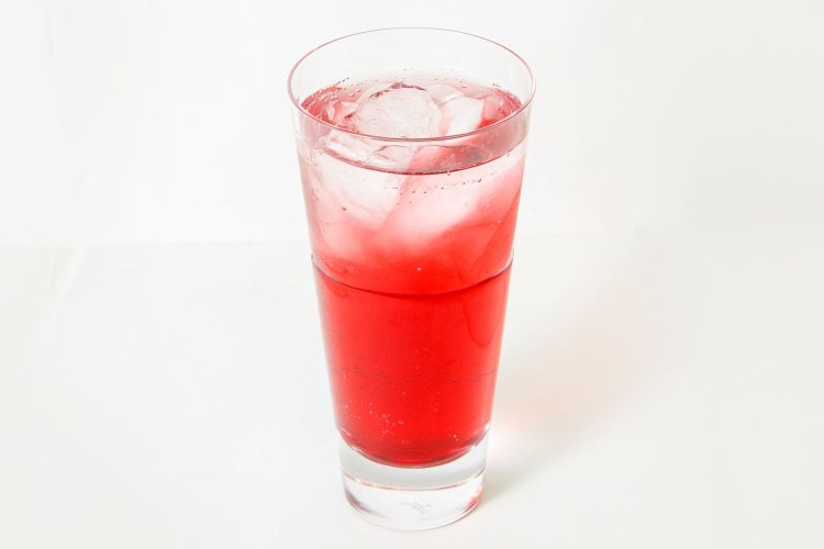 ★アレンジで… 炭酸で割ると独特の苦みが和らぎ、爽やかさが増す。赤ワインのように楽しむならストレ ート。濃いと感じたら氷を入れて。