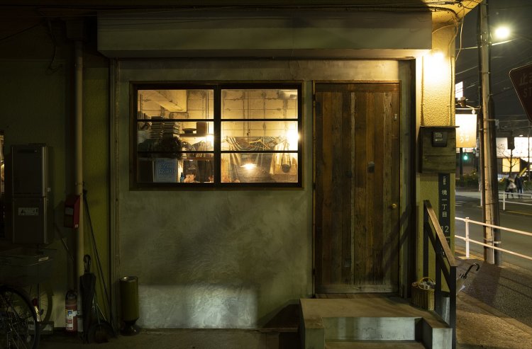 窓から漏れる暖色の明かりに、つい「ただいま」。