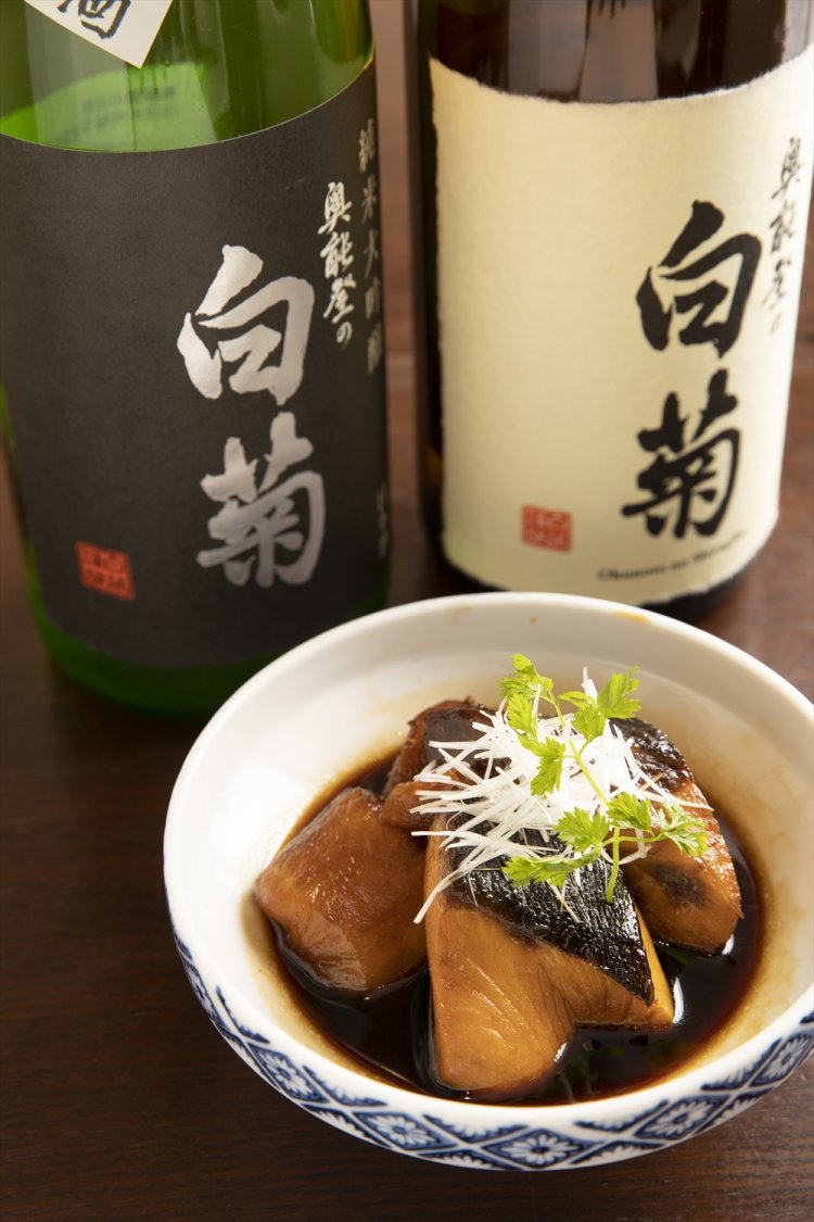 奥能登の白菊純米吟醸1合1012円など日本酒は15種ほど。ぶり大根858円。