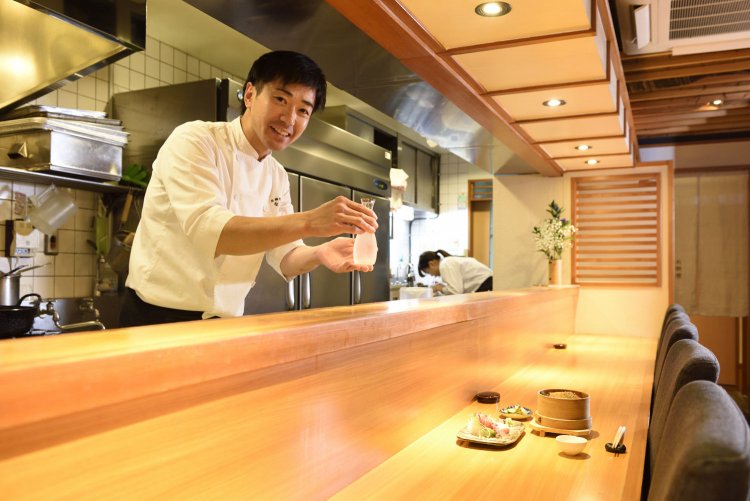 カウンター越しの店主との会話もご馳走のうち。日の高いうちから贅沢なひとときを過ごしたい。