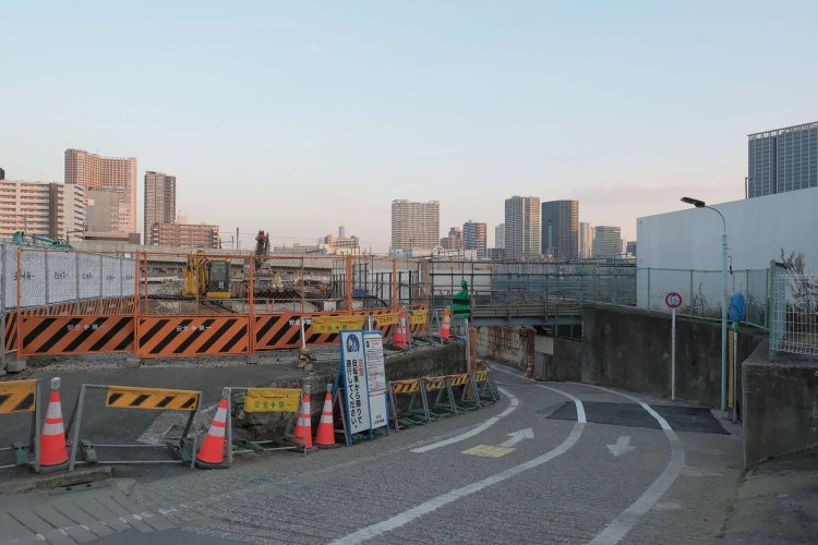 高さ170㎝の“行灯殺しのガード（高輪橋架道橋）”の今と、空から見た高輪築堤 ～廃なるものを求めて 第9回～