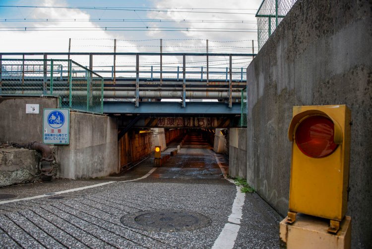 2012年9月に撮影した“高輪橋架道橋”。上には山手線と京浜東北線の線路があった。