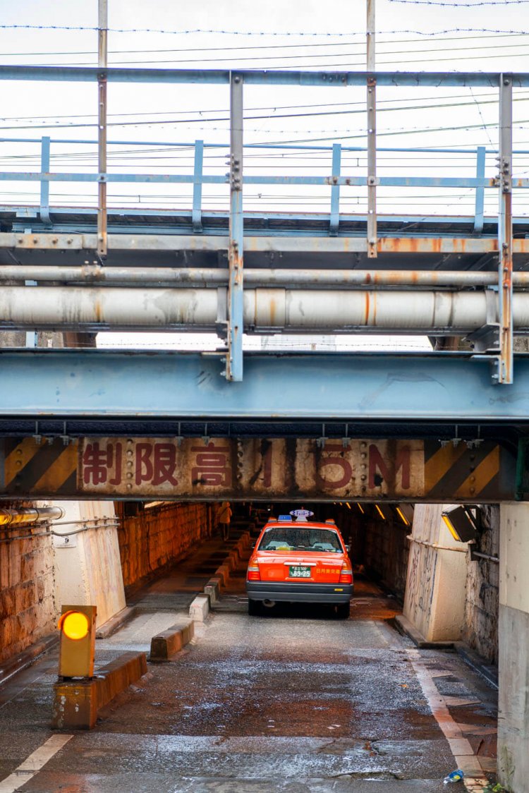 制限高1.5mの空間をタクシーがいく。2012年9月撮影。