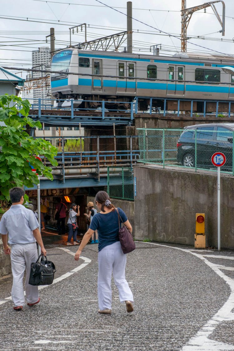 地形好きなど数十人で“高輪橋架道橋”を訪れたときの一コマ。“高輪橋架道橋”の真上は京浜東北線北行のオーバークロス高架橋もある。2012年9月撮影。
