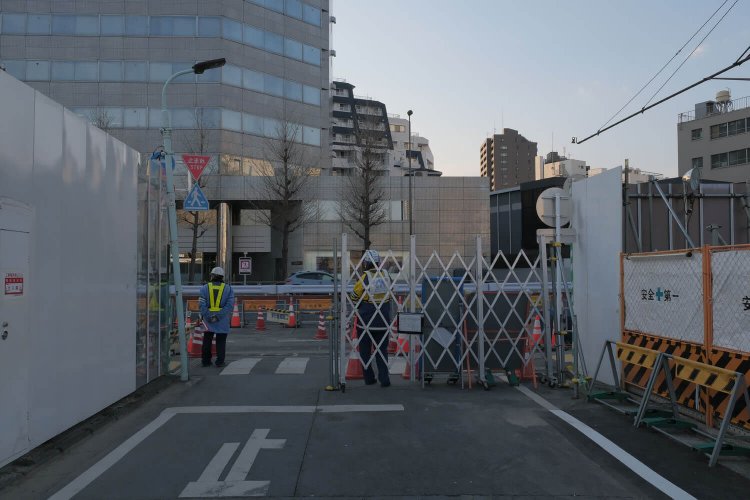“高輪橋架道橋”泉岳寺側は第一京浜から曲がる。現在は車両通行禁止のためバリケードがある。2021年2月撮影。